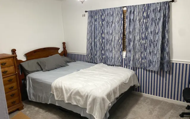 Cama e casa de banho privativas
