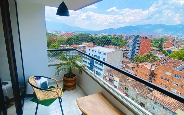 Möbliertes Zimmer mit eigenem Bad und Balkon, neue Wohnung, Nähe