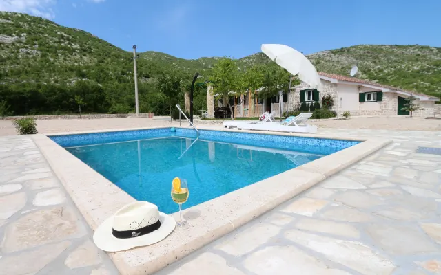 Villa with heated pool,very quiet location,No neighbors