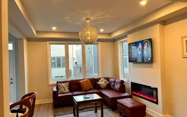 New Modern &Classy 4BD &3.5 Bath|SelfCheck-In+Parking & Kitchen-Kanata