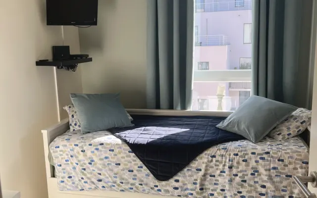 Olá, ofereço um quarto totalmente equipado.
Todo o conforto
