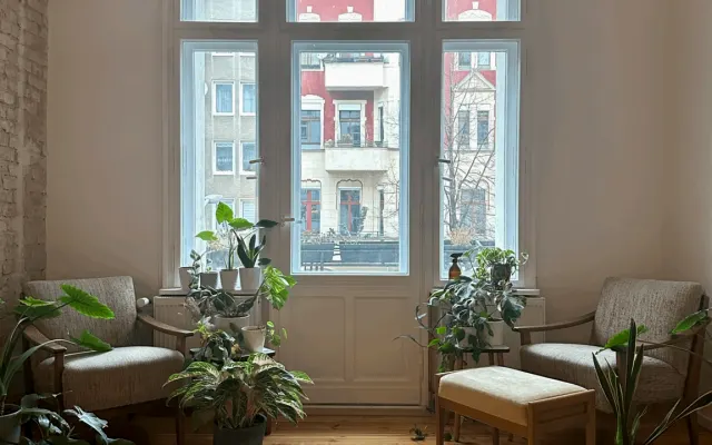 Grande chambre dans un immeuble ancien berlinois