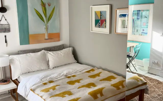 Lovely double room in modernised Victorian House in
Queen's Park.