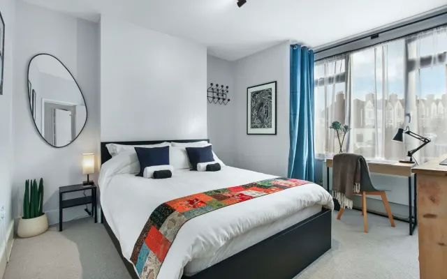 Room One in Award Winning Modern City Apartment Sleeps 2 Sole Use