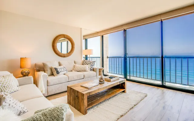 Hermosamente remodelado piso 10 frente al mar condominio