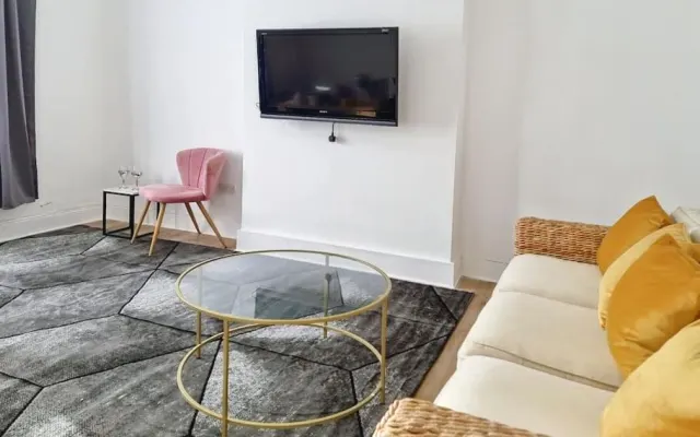 Perfeitamente localizada no coração de Gravesend, a nossa casa com 2...