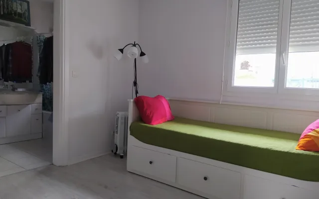 Confi room with private bathroom in a beautiful , quiet apartment.