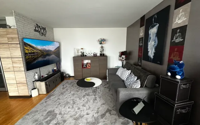 Oberster Stock (5.), 2-Zimmer-Wohnung 50 m2, offene Küche, komplett...