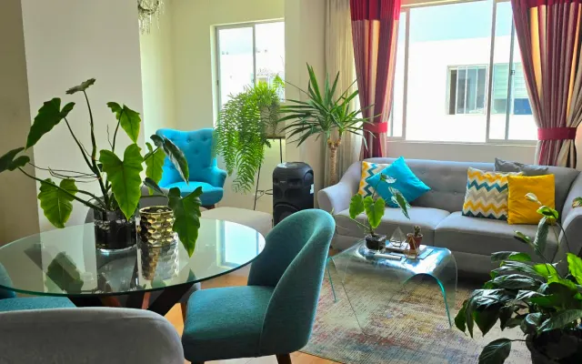Habitación comoda en un apartamento cálido y reservado