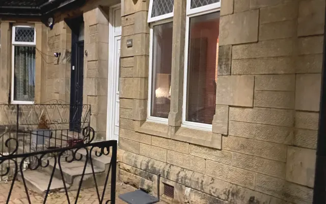 Camera da letto doppia vicino a Glasgow, stazione ferroviaria locale...