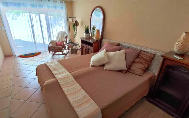 STUDIO OR ROOM IN A LARGE PROVENCAL TOWN