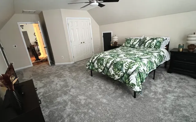 Grande quarto mobilado com casa de banho privativa e uma sala de...