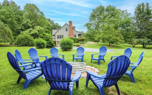 Cheerful 3 bedroom vacation home near route 151 and mountain views!