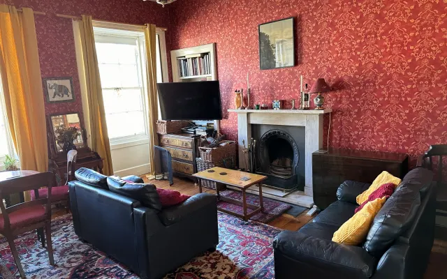 Quality central Edinburgh flat in Georgian Newtown.