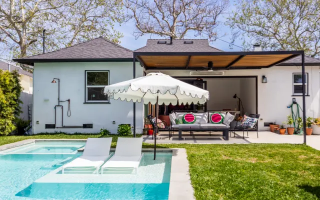 Paradis de la piscine étincelante : Votre oasis d'été vous attend !