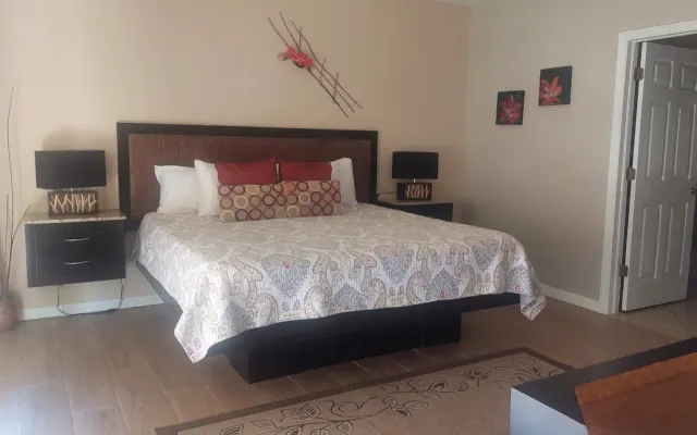 Magnifique condo de deux chambres avec terrasse privée et deux clubs...