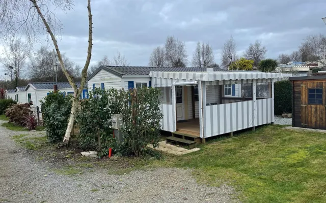 Mobilheim auf einem Campingplatz mit beheiztem Hallenbad