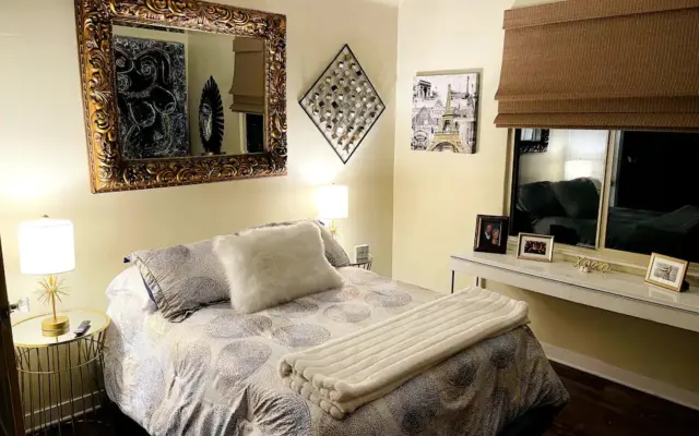 Beautiful Private Room w/Private Entrance & Jacuzzi Hot Tub