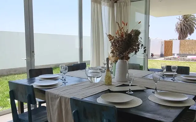 Bela casa para 16 pessoas com uma grande piscina em Paracas