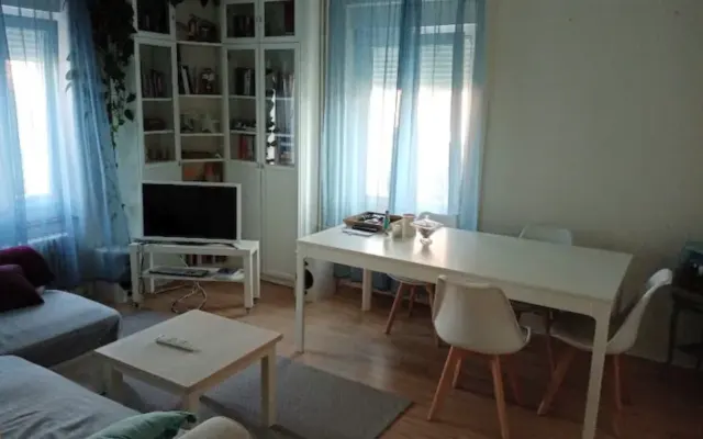 Chambre confortable dans une belle maison avec parking