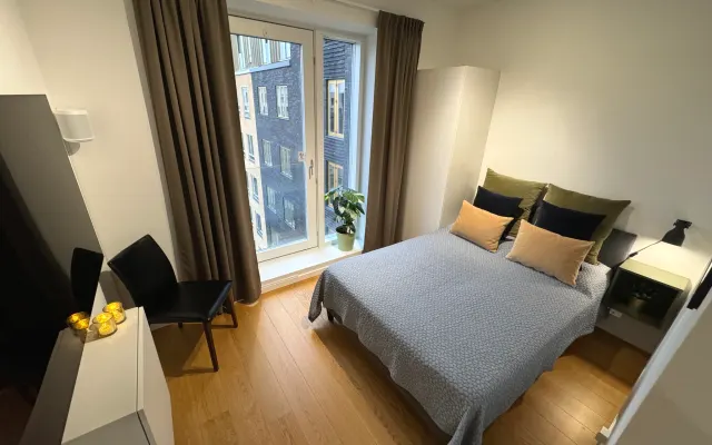Helles und modernes Zimmer in Stadtnähe, Queen-Size-Bett