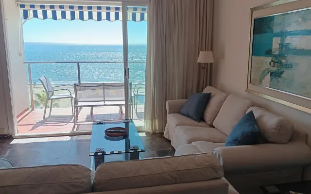 Alojamiento Iberia Playa
Tu balcón al Mar en Estepona
