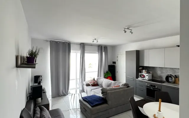 Luxury sea-view penthouse. Comfy bed. Private bath.Explore,dine,unwind