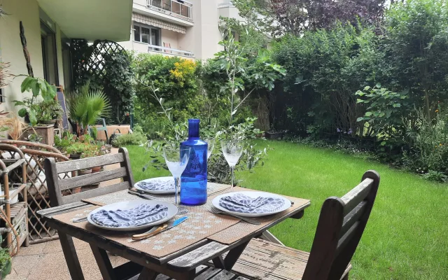 Quarto no nível do jardim em estilo campestre nos arredores de Paris