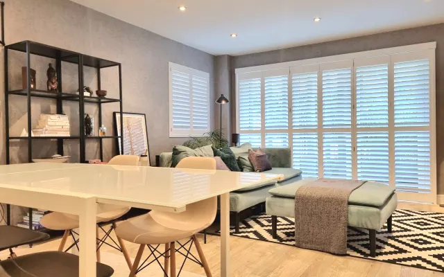 Chic Central Apt: Style & Comfort Await You!