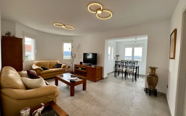 Spacieux appartement d'une chambre avec entrée privée et vue sur la...