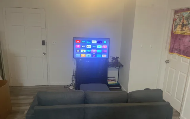 Desfrute do meu apartamento acolhedor com quintal privado, a minutos da...