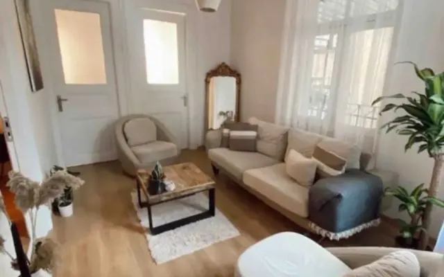 2 Zimmer in Cihangir, eines mit Blick auf den Galata-Turm