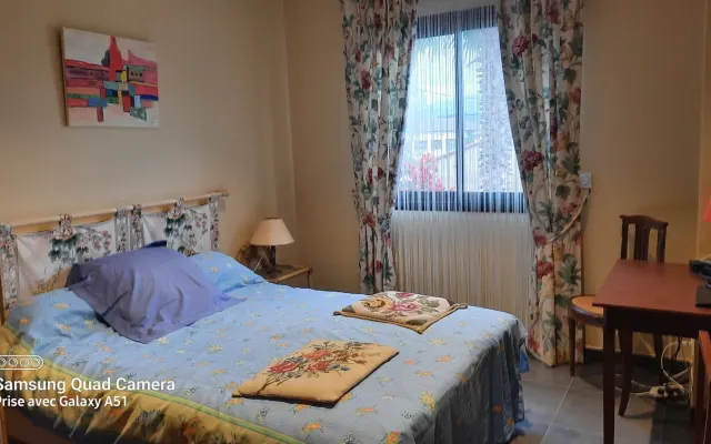 Recent house near town center. Parking Gay naturist beach 7km away