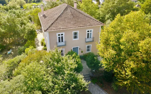 Une belle chambre dans une maison de campagne au Portugal.