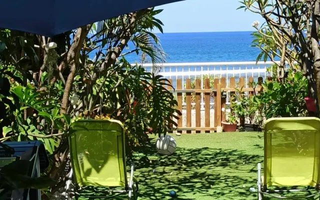 Habitación en un pequeño apartamento frente al mar con jardín