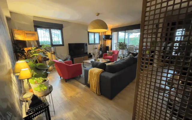 Quarto de hóspedes com todos os confortos modernos
