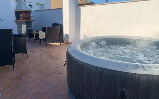 Logement avec terrasse et jacuzzi intimes et totalement privés