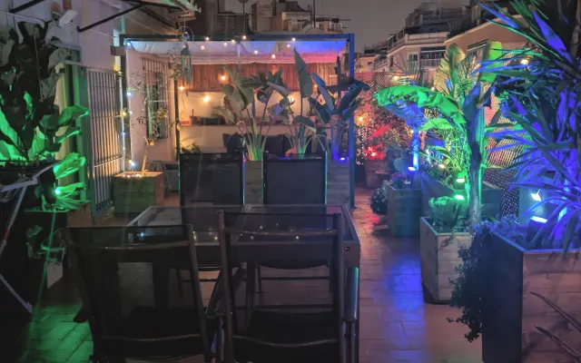 Appartement avec une terrasse spectaculaire avec douche, canapé et...