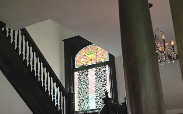 Beautiful modern Victorian 5 blocks from historic main st