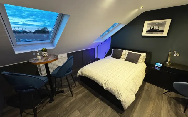 Loft Studio - Kitchenette & Ensuite in Clapham London UK