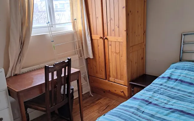 double room in flat
near all amenities
5 minutes walk from tube statio