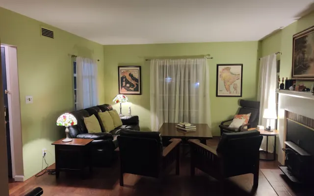 3 Schlafzimmer, 1,5 Bäder geräumiges Haus mit Whirlpool im Hinterhof!