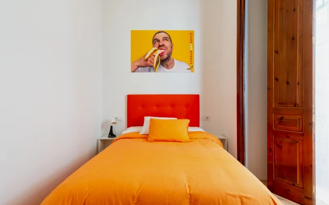 Orangefarbenes Doppelzimmer im Zentrum von Sevilla