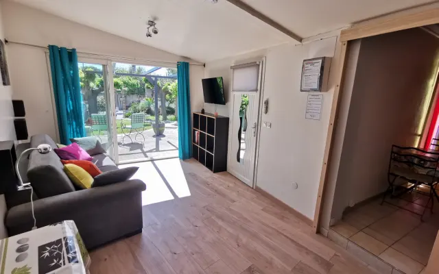 ESTUDIO CON JARDIN EN LA CIUDAD