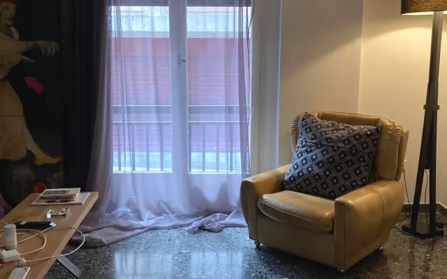 Camera da letto in un piccolo appartamento nel centro della città.