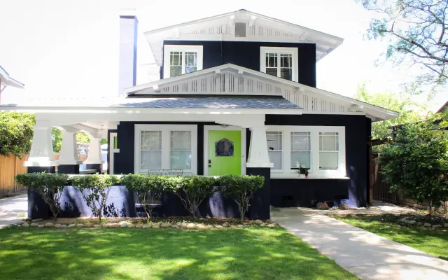 Rare appartement à l'étage d'un bungalow d'aviation artisanal des année