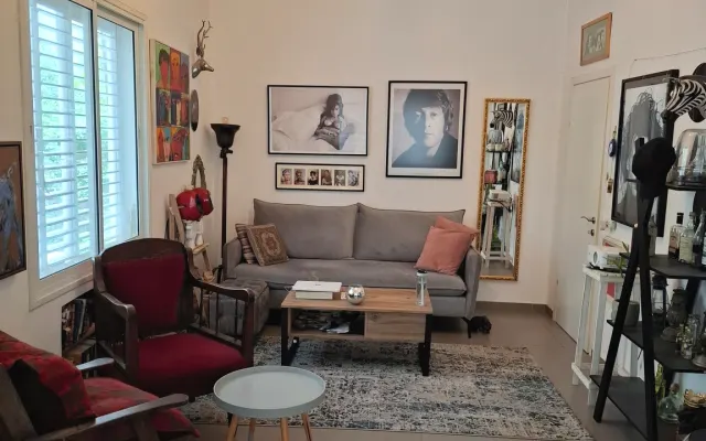 Camera grande e bella in un bellissimo appartamento nel centro di tlv