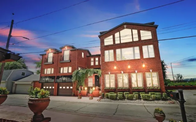 Parte de una mini mansión, privada, balcones de 3 pisos con vistas al...