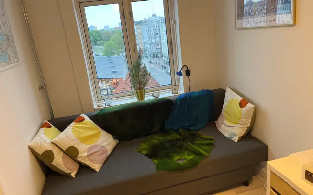 Chambre petite mais confortable avec vue sur le marché alimentaire de...