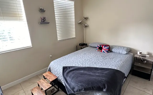 Quarto partilhado num apartamento acolhedor.